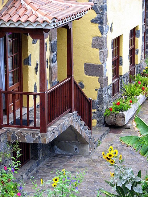 Balcón de madera de Casa Cho Juan con flores