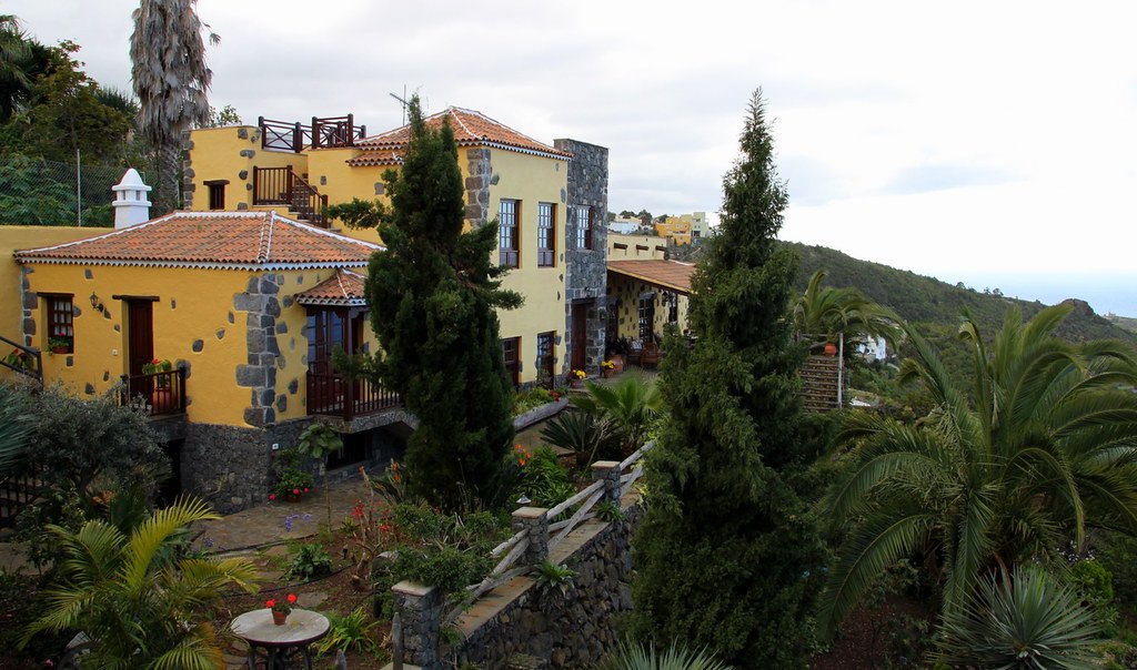 Casa Cho Juan vista desde el jardín, con el mar al fondo